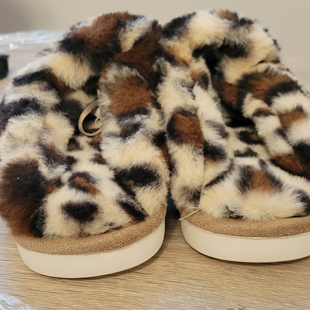 🔥 BUNDLE DEAL: 3 for $25 OR 5 for $50 Tan Faux Suede and Fur Slippers Size 7.5 - Picture 4 of 5